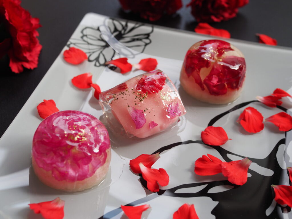地元豊橋が誇る食用花をふんだんに使ったキラキラ輝く美しい和菓子。
