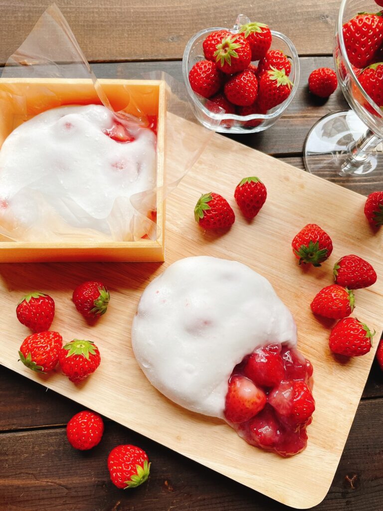 ● ごろごろ生いちごミルク爆弾大福(650円)