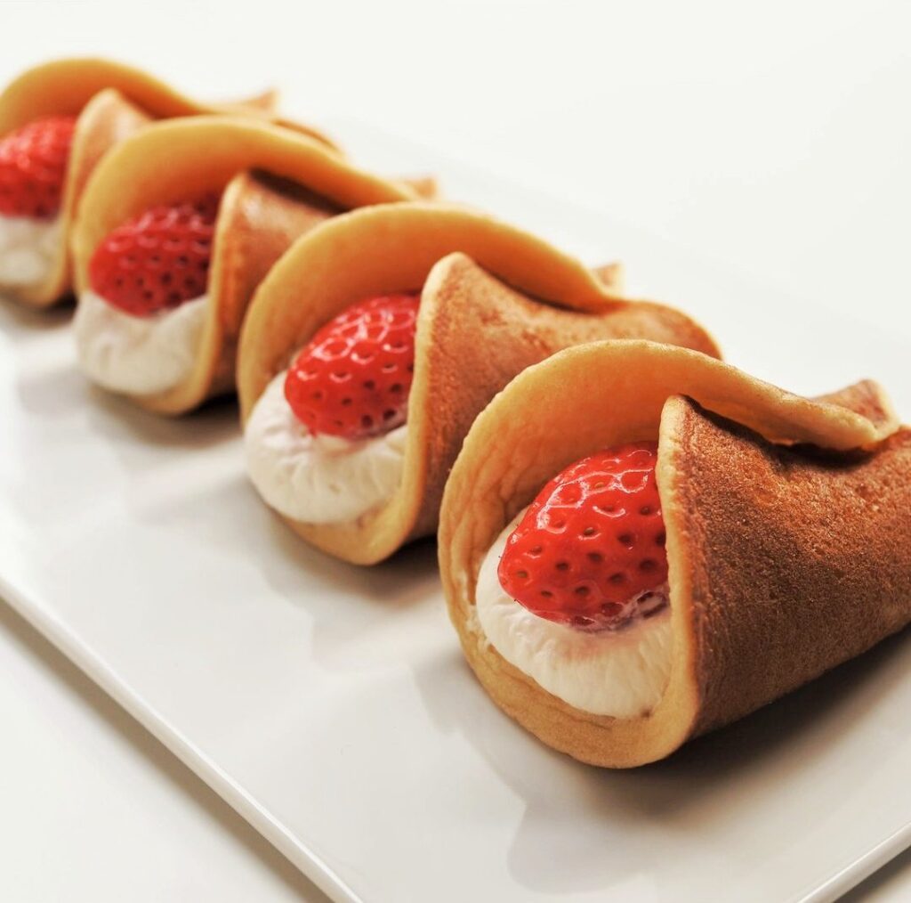 ● 生いちごロール(420円)