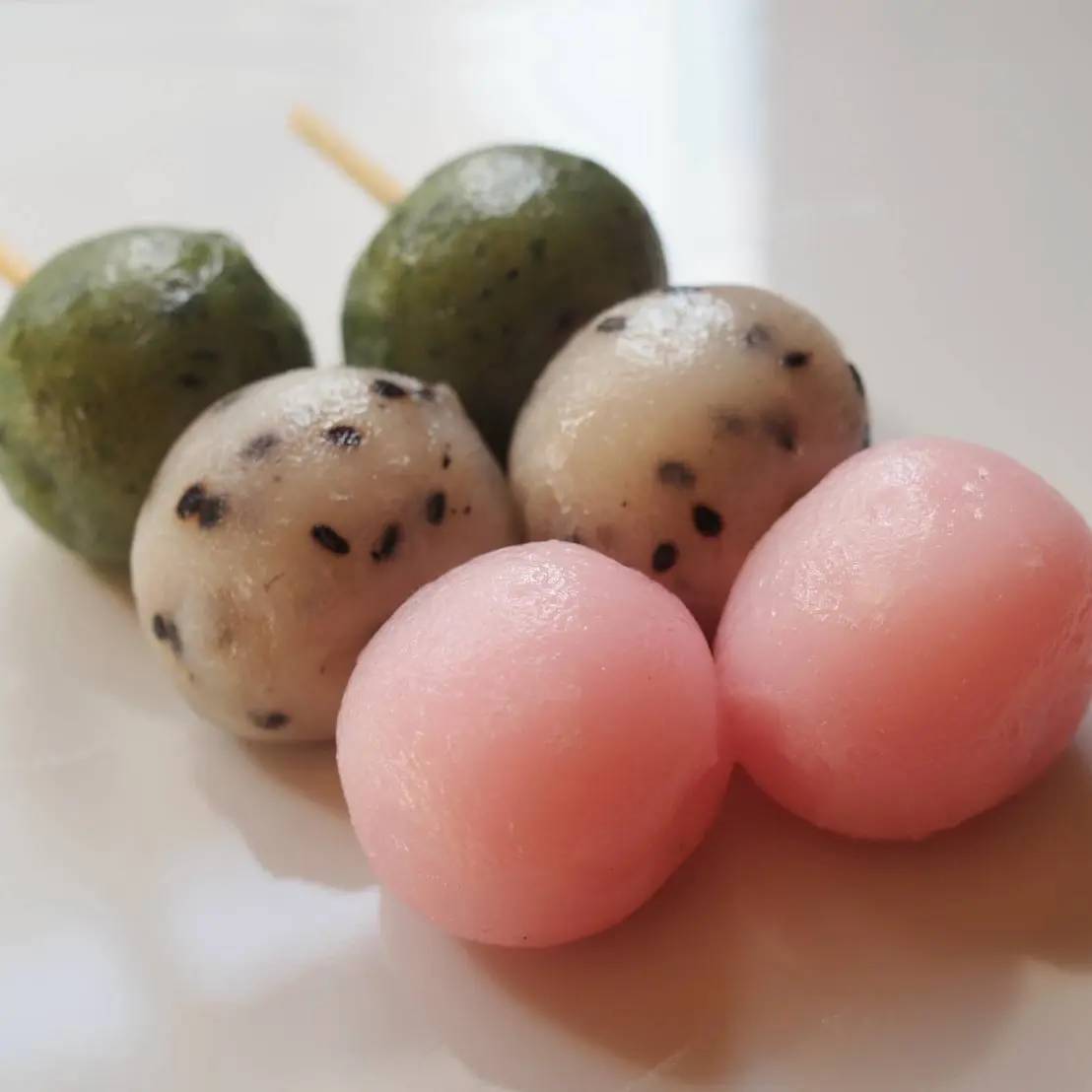 一本で三つの味わいを楽しめる、春の定番和菓子です。