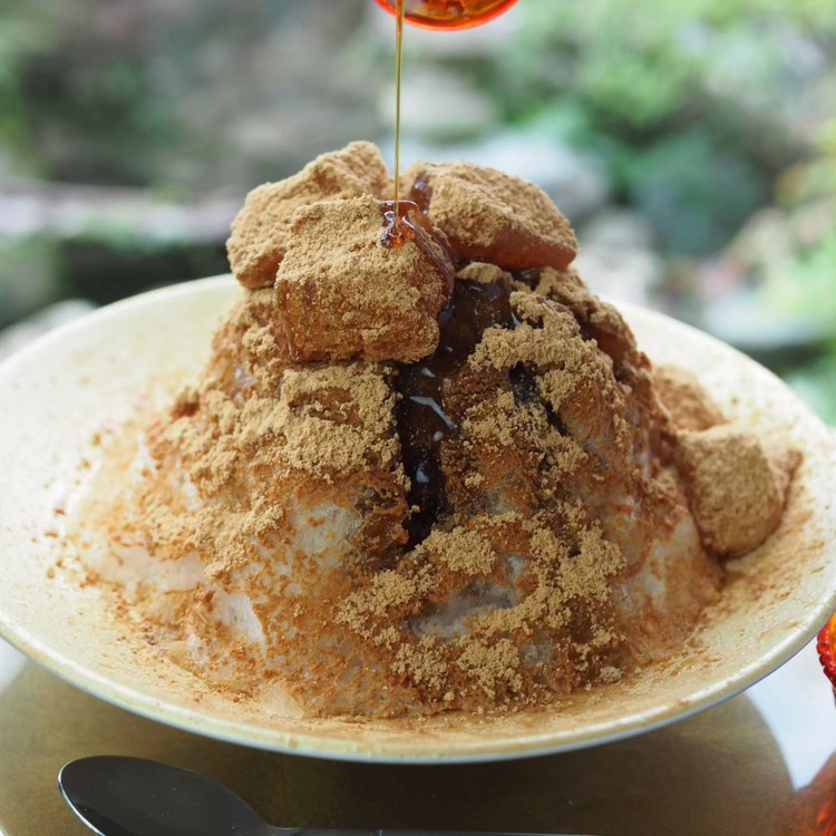とろ〜り わらび餅黒蜜氷（追い黒蜜・追いきな粉付き）