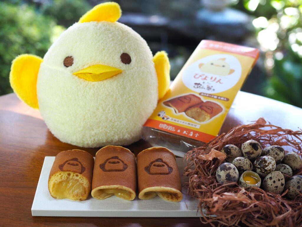 ぴよりんのぬいぐるみと、ぴよりんの焼印を押したあん巻き、パッケージ、豊橋産のうずら卵
